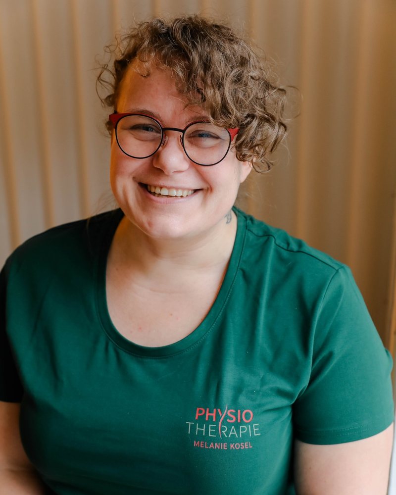 Melanie Kosel im gr&uuml;nen Praxis-Shirt