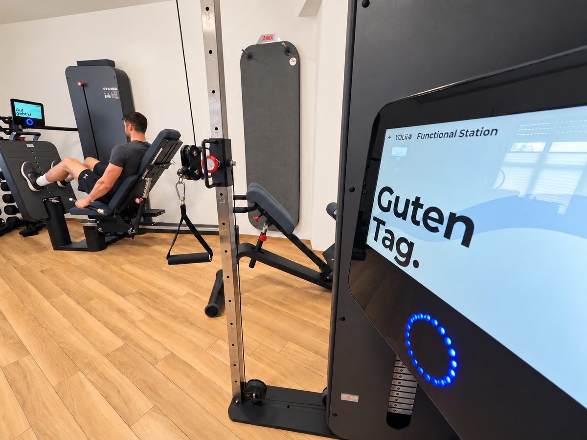 Trainingsbereich mit modernen, digital gesteuerten Trainingsger&auml;ten von YOLii